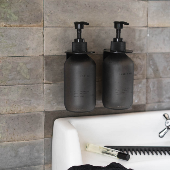 Duo am Waschbecken - CARE Set - Blurry Black